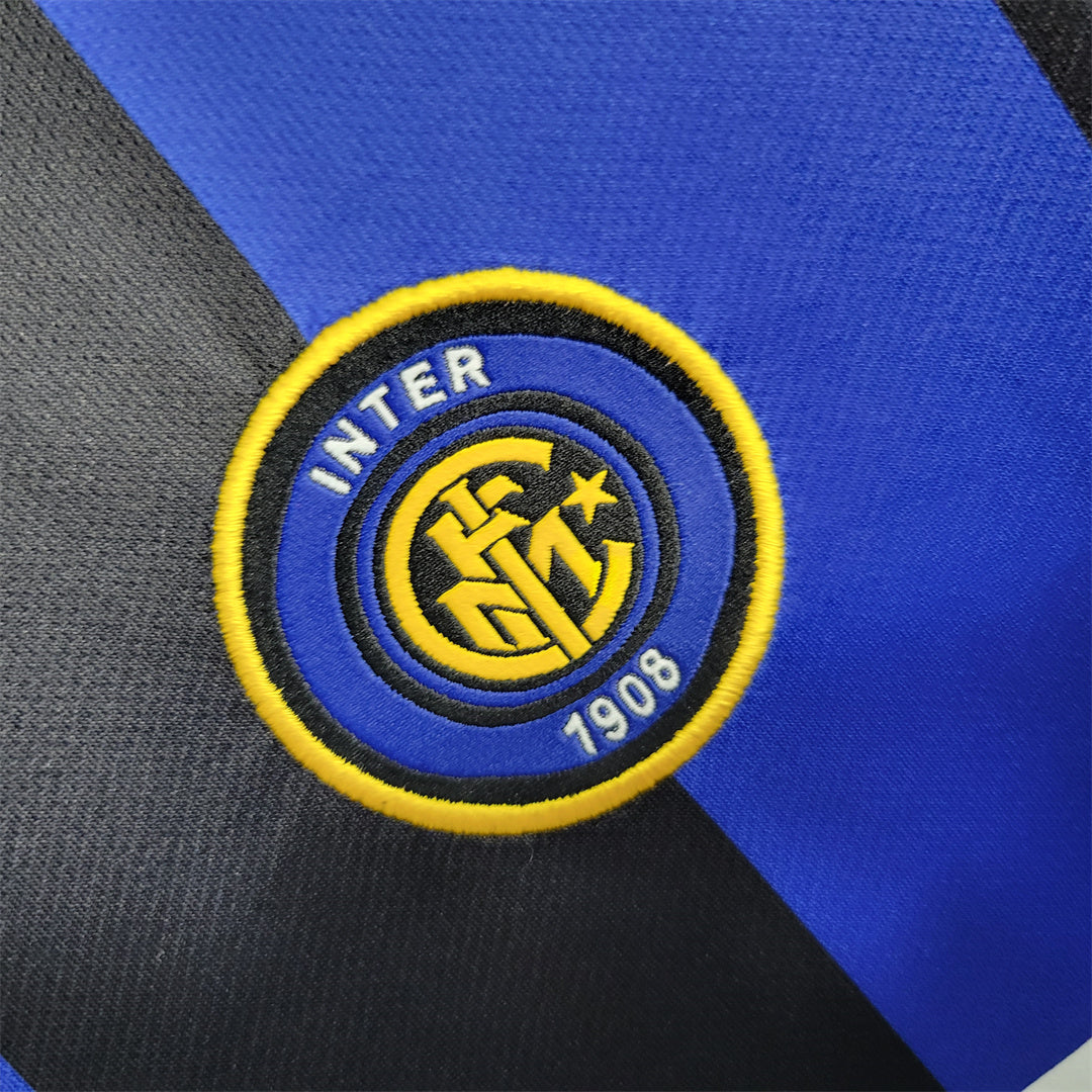 Dettaglio del LOGO a polo nero e trama del tessuto vintage Inter 1999.