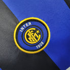 Dettaglio del LOGO a polo nero e trama del tessuto vintage Inter 1999.