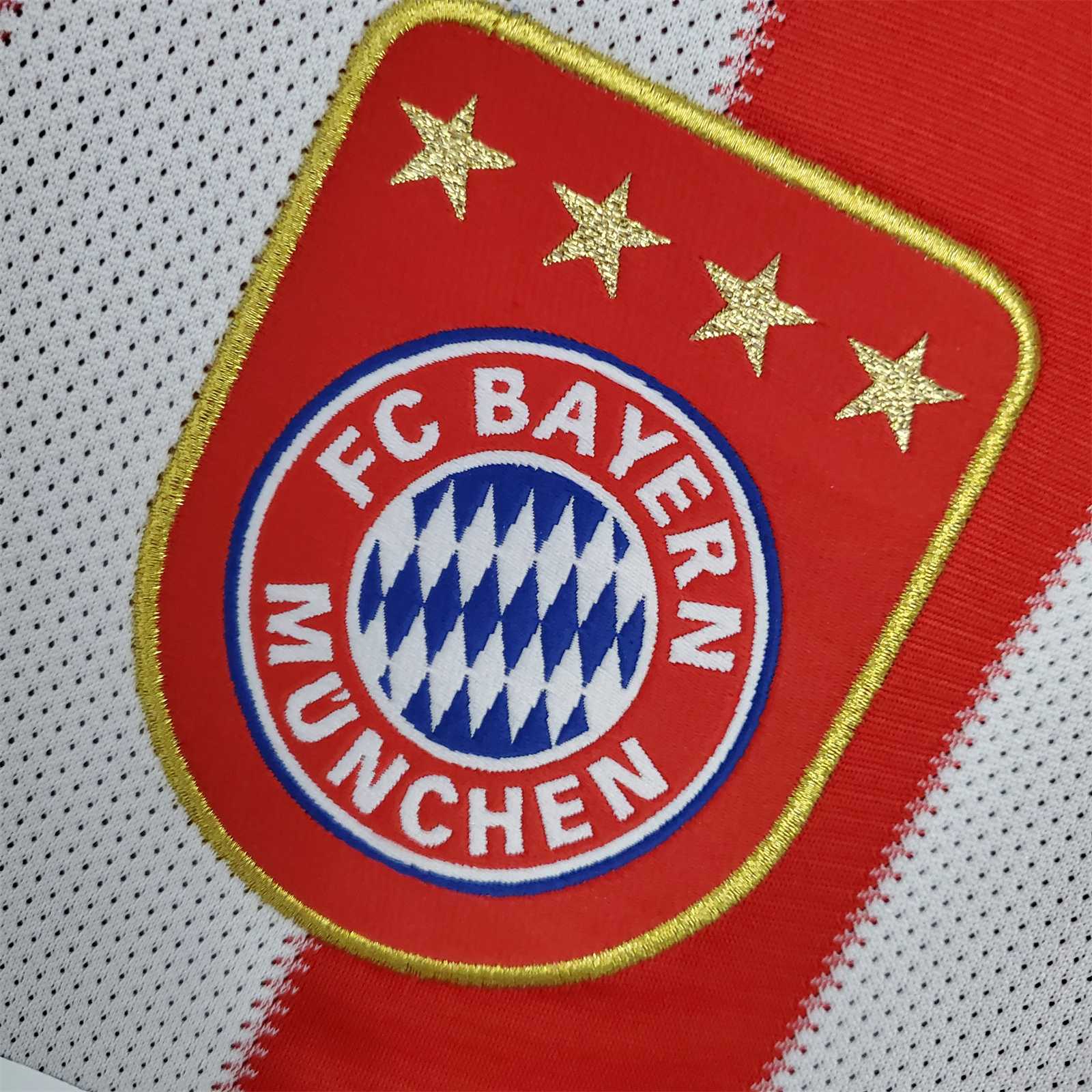 Dettaglio del ricamo dello stemma del club Bayern Monaco con le quattro stelle dorate sulla maglia home 2010/11.