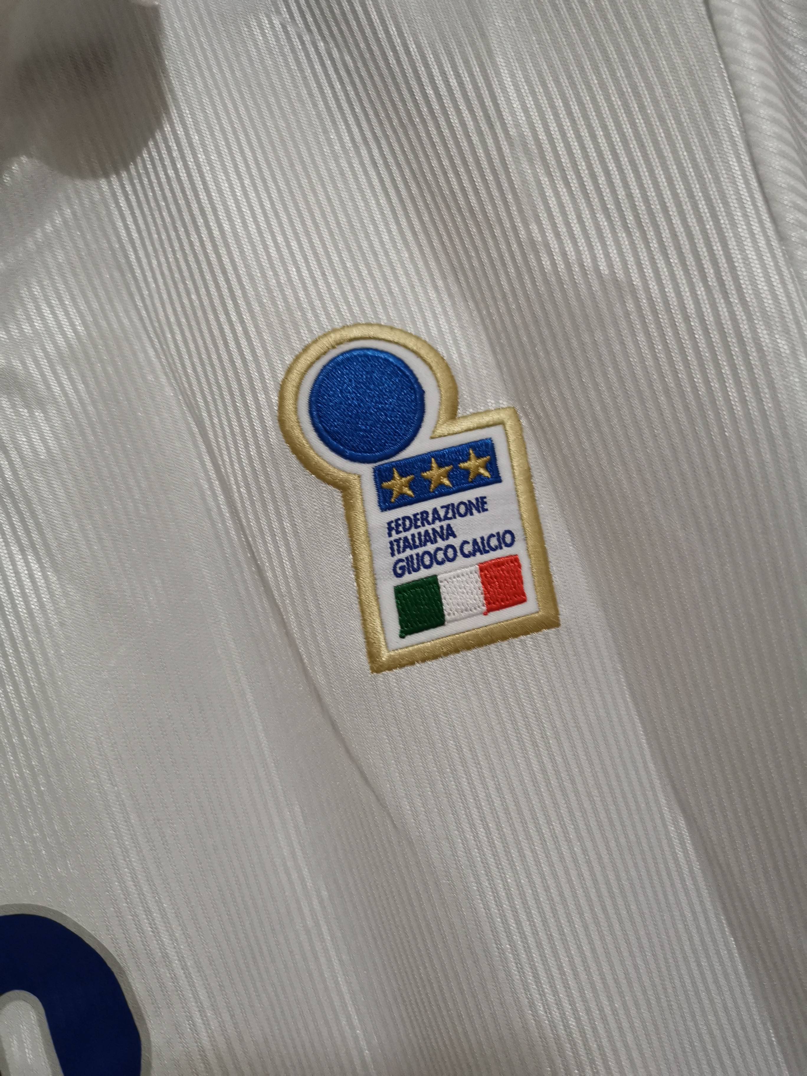Dettaglio del tessuto bianco e del ricamo dello stemma Italia 1998.