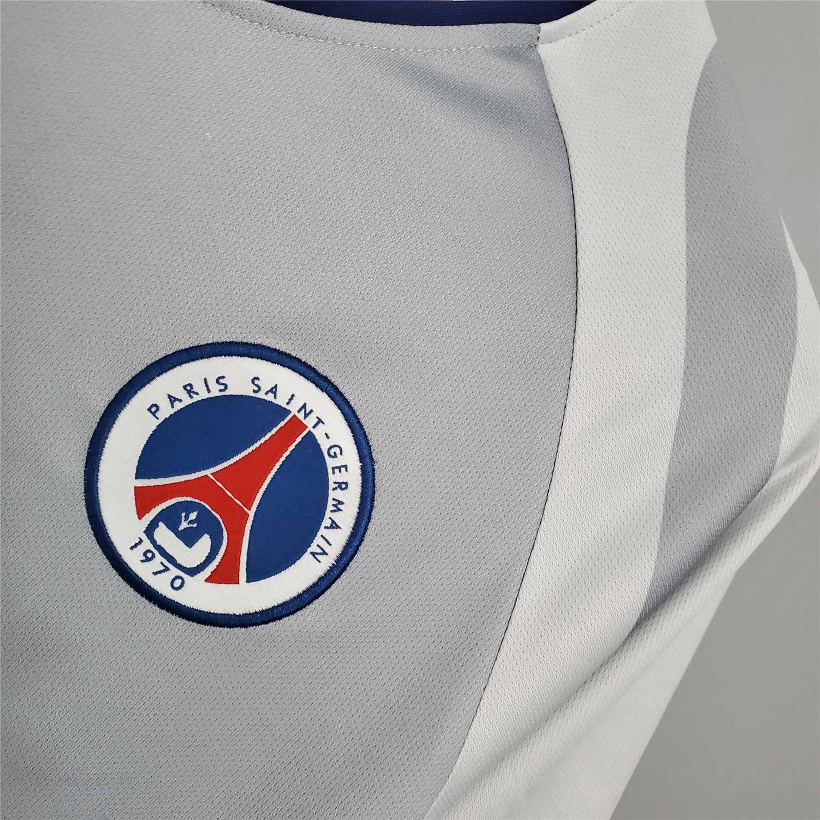 Dettaglio maglia PSG away 2001/02 stemma club su tessuto bianco