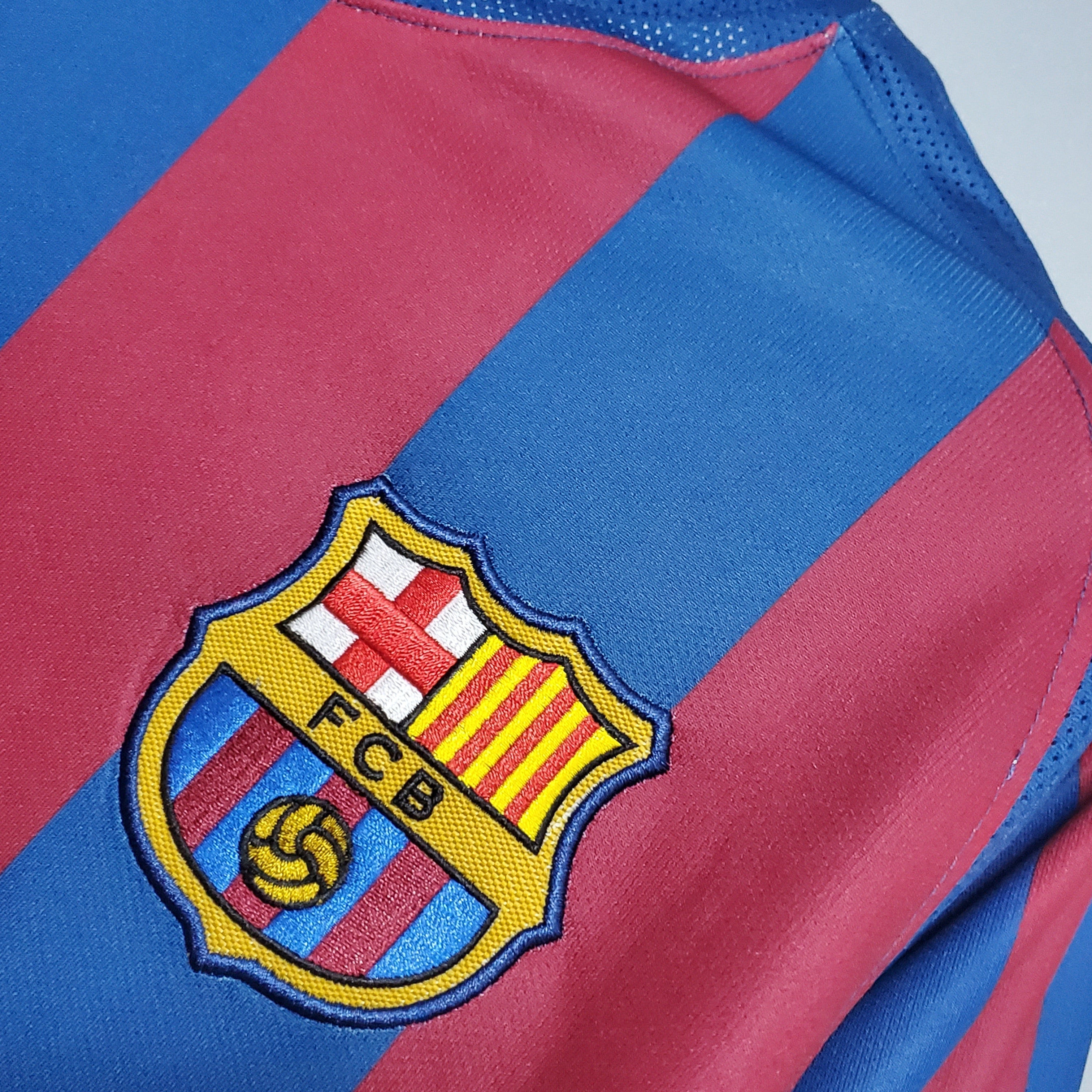 Dettaglio stemma Barcellona su maglia Home 2005/06 blaugrana