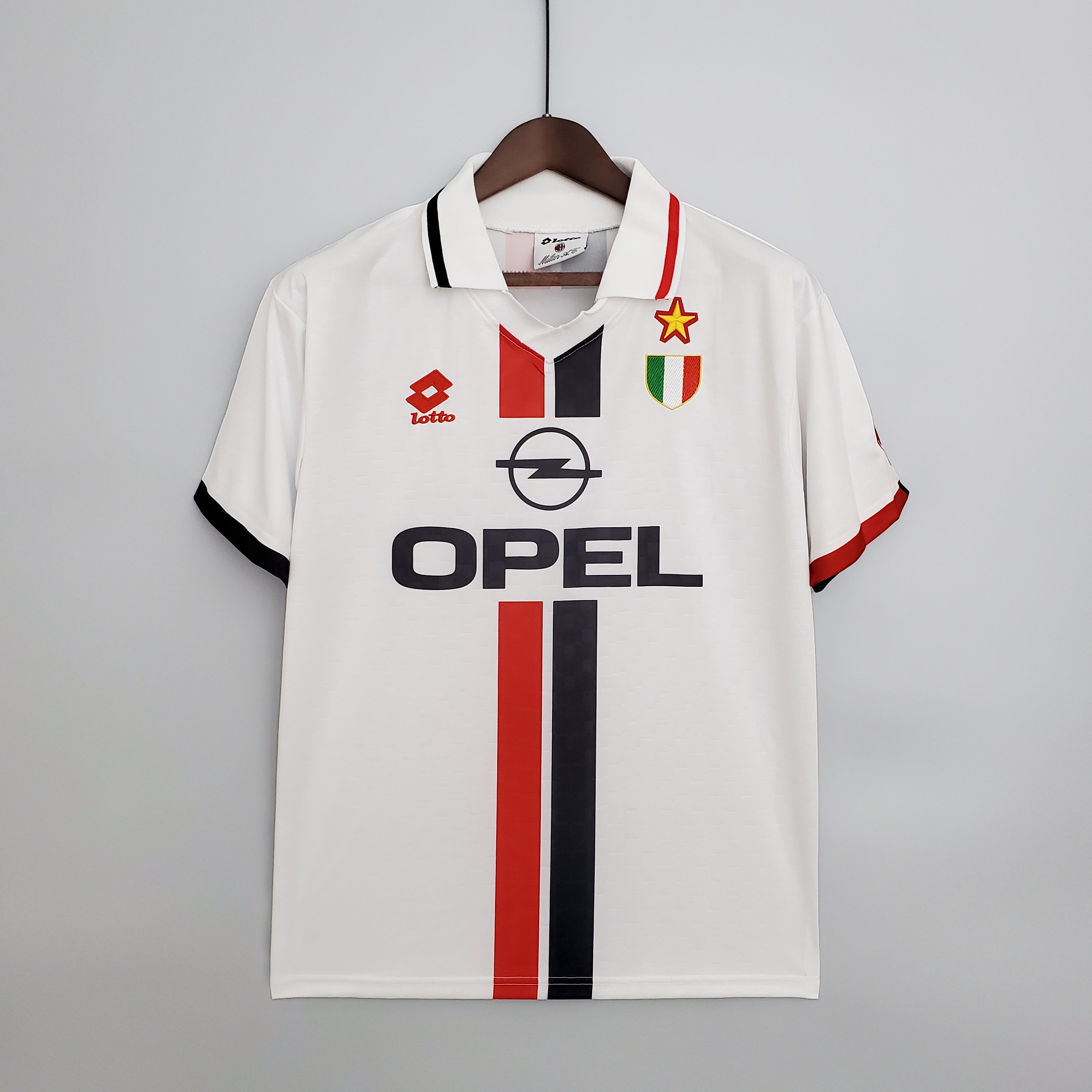 Fronte maglia away Milan 1996/97 bianca con banda centrale rossonera e patch Scudetto.