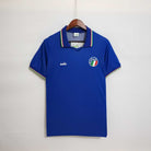 Fronte maglia home Italia 1990 con colletto a polo tricolore e stemma FIGC.