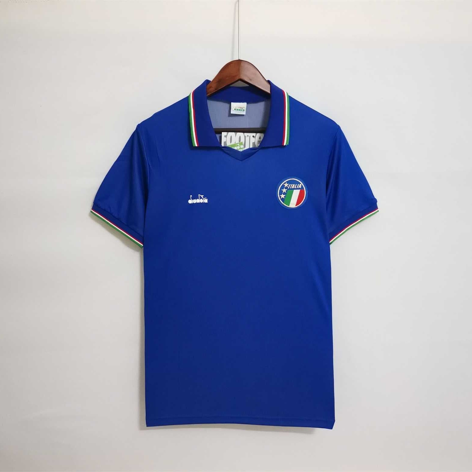 Fronte maglia home Italia 1990 con colletto a polo tricolore e stemma FIGC.