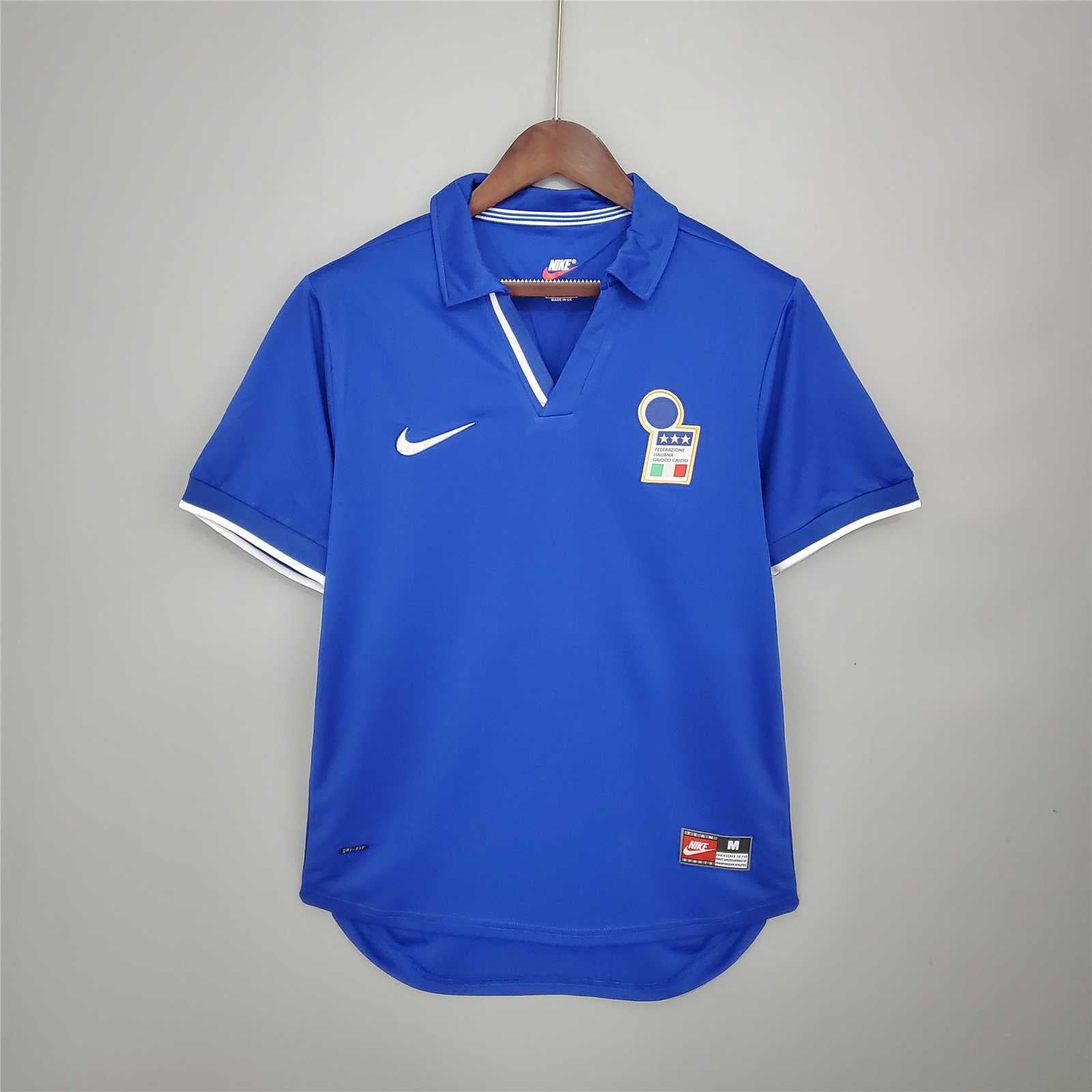Fronte maglia home Italia 1998 con colletto a polo e stemma FIGC.