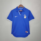 Fronte maglia home Italia 1998 con colletto a polo e stemma FIGC.
